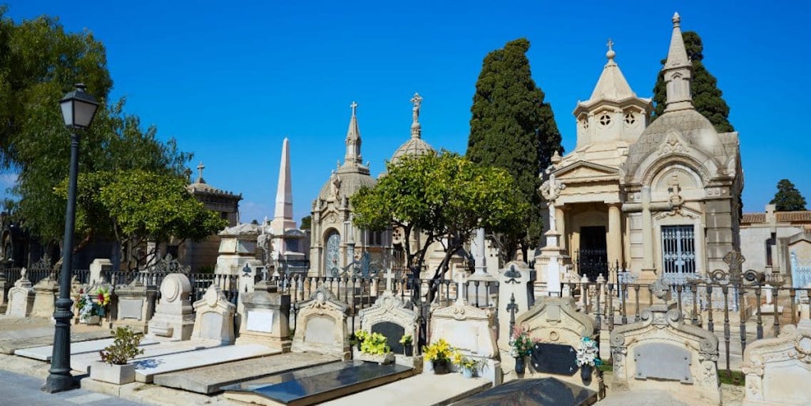 [BREVES] Visitan la ampliación del camposanto de A Romea // Valencia es un potencial para turismo funerario