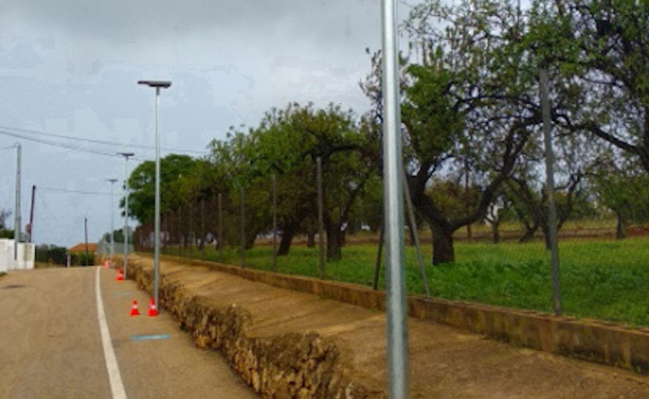 Instalan seis farolas solares para dar luz al camino de acceso al cementerio municipal