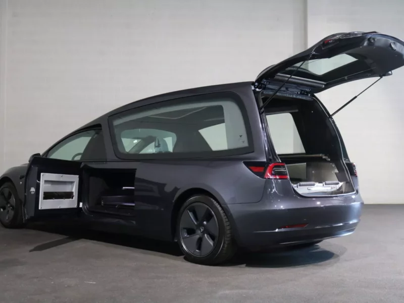 El Tesla Model 3 convertido en un práctico vehículo fúnebre