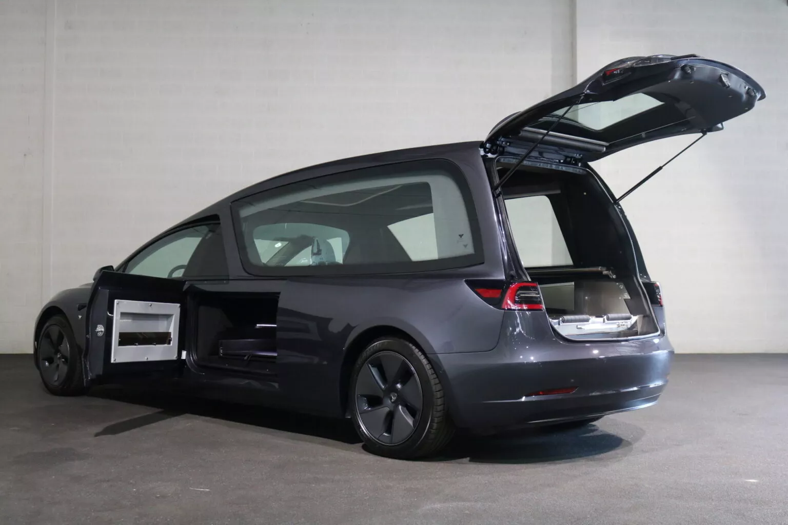 El Tesla Model 3 convertido en un práctico vehículo fúnebre