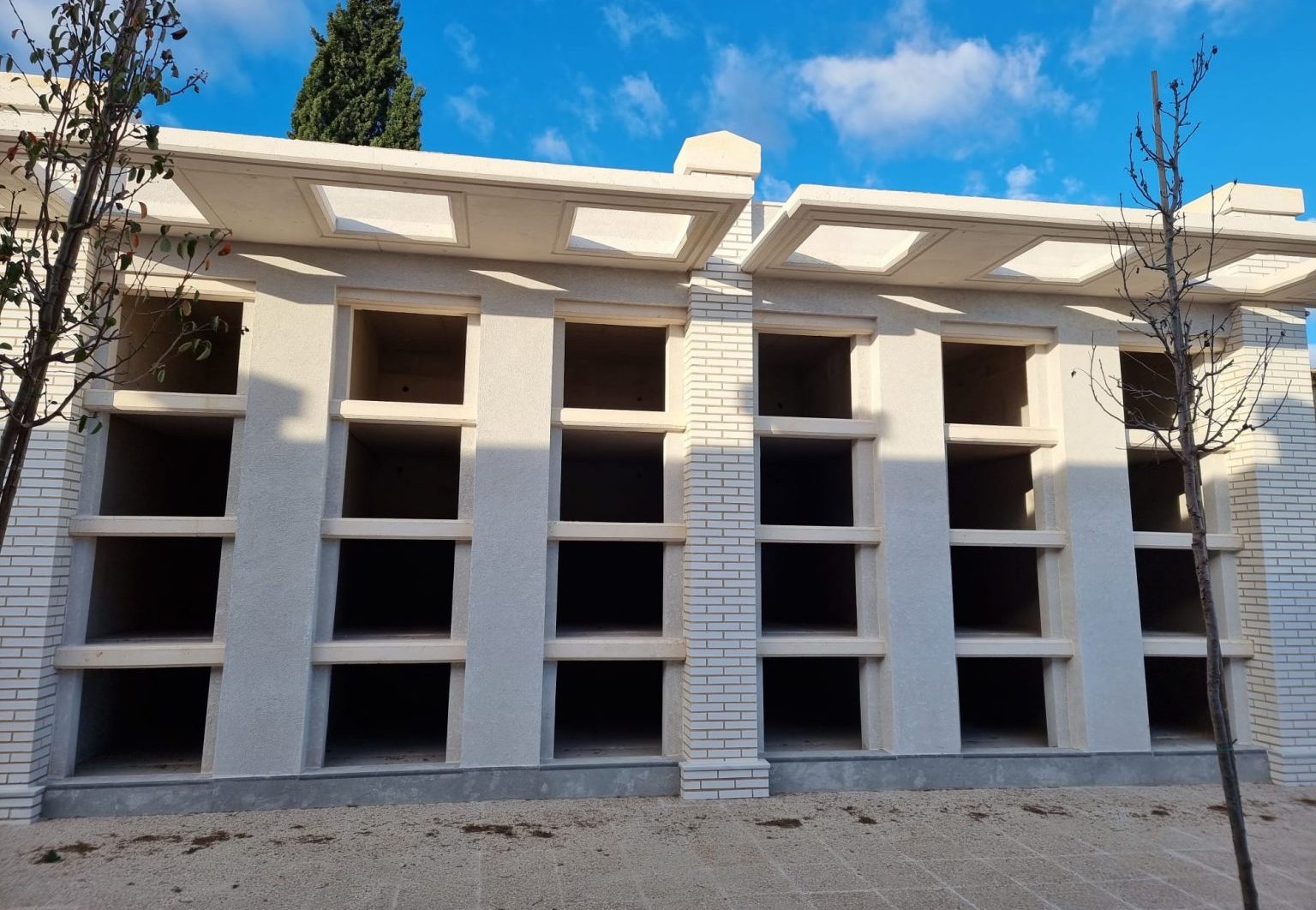 El cementerio municipal de Alzira dispone de 24 nichos dobles prefabricados