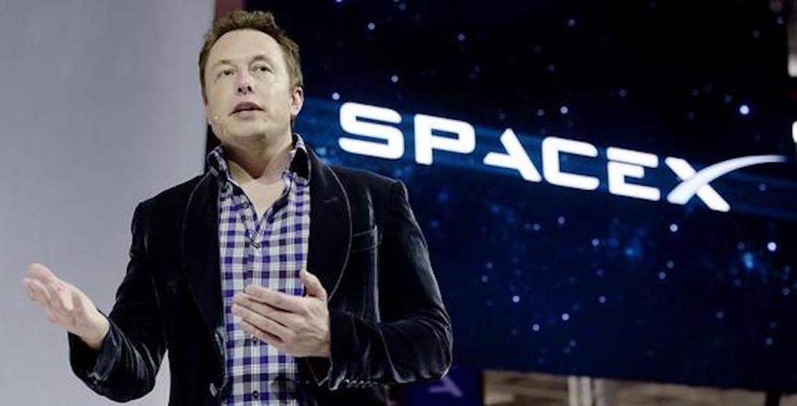 Elon Musk valora enviar cápsulas con cenizas funerarias al espacio, usando los cohetes de Space X