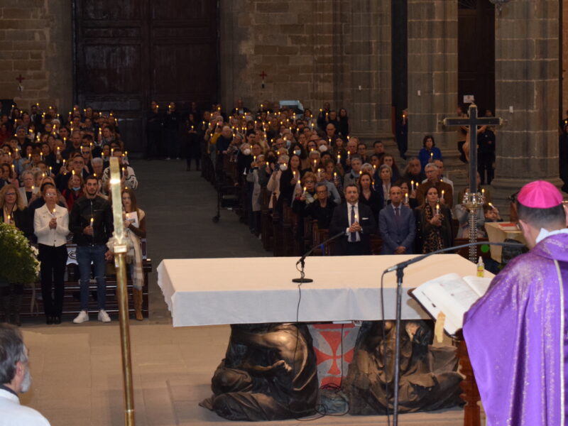 Más de 400 personas llenan la Catedral de Santa Ana de las Palmas de Gran Canaria en la primera Misa Funeral de Mémora