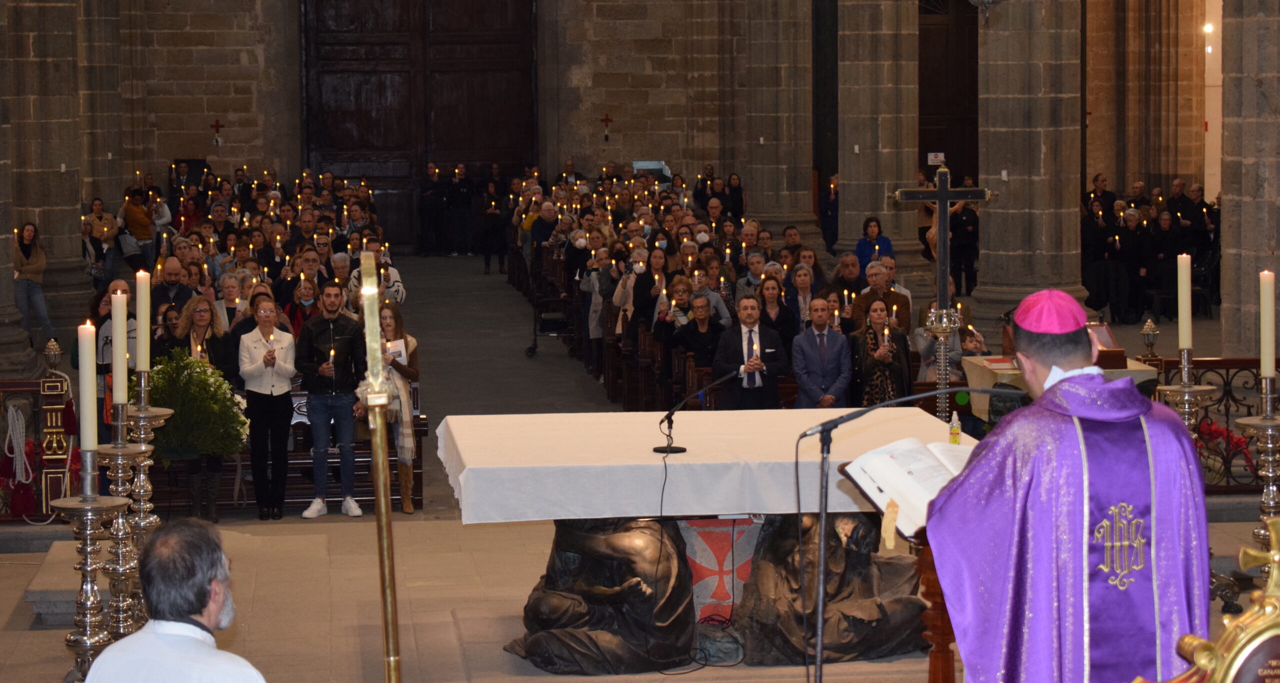 Más de 400 personas llenan la Catedral de Santa Ana de las Palmas de Gran Canaria en la primera Misa Funeral de Mémora