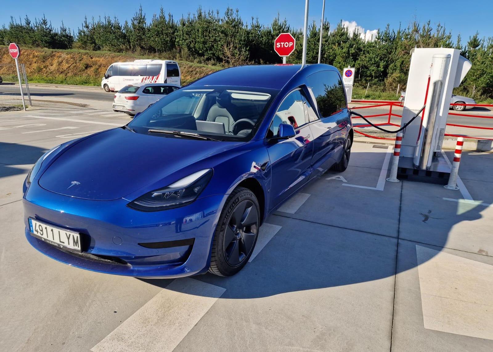 Pompas Fúnebres Arousa dispone de un vehículo fúnebre eléctrico de la marca Tesla