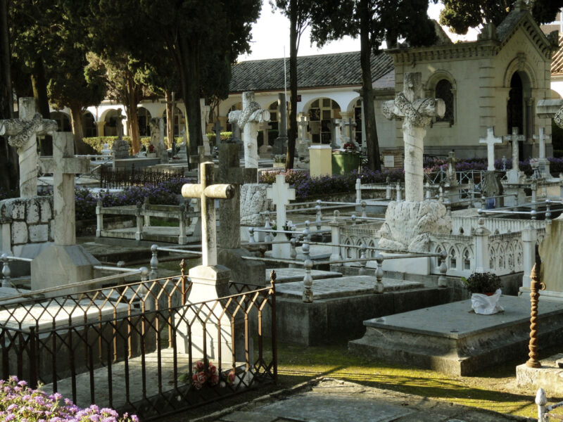 IU y Podemos muestran su desacuerdo ante la subida de las tarifas en los cementerios de Córdoba