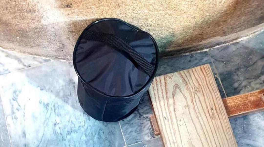 Dejan una urna con cenizas funerarias abandonada en la iglesia de La Asunción de Aroche (Huelva)