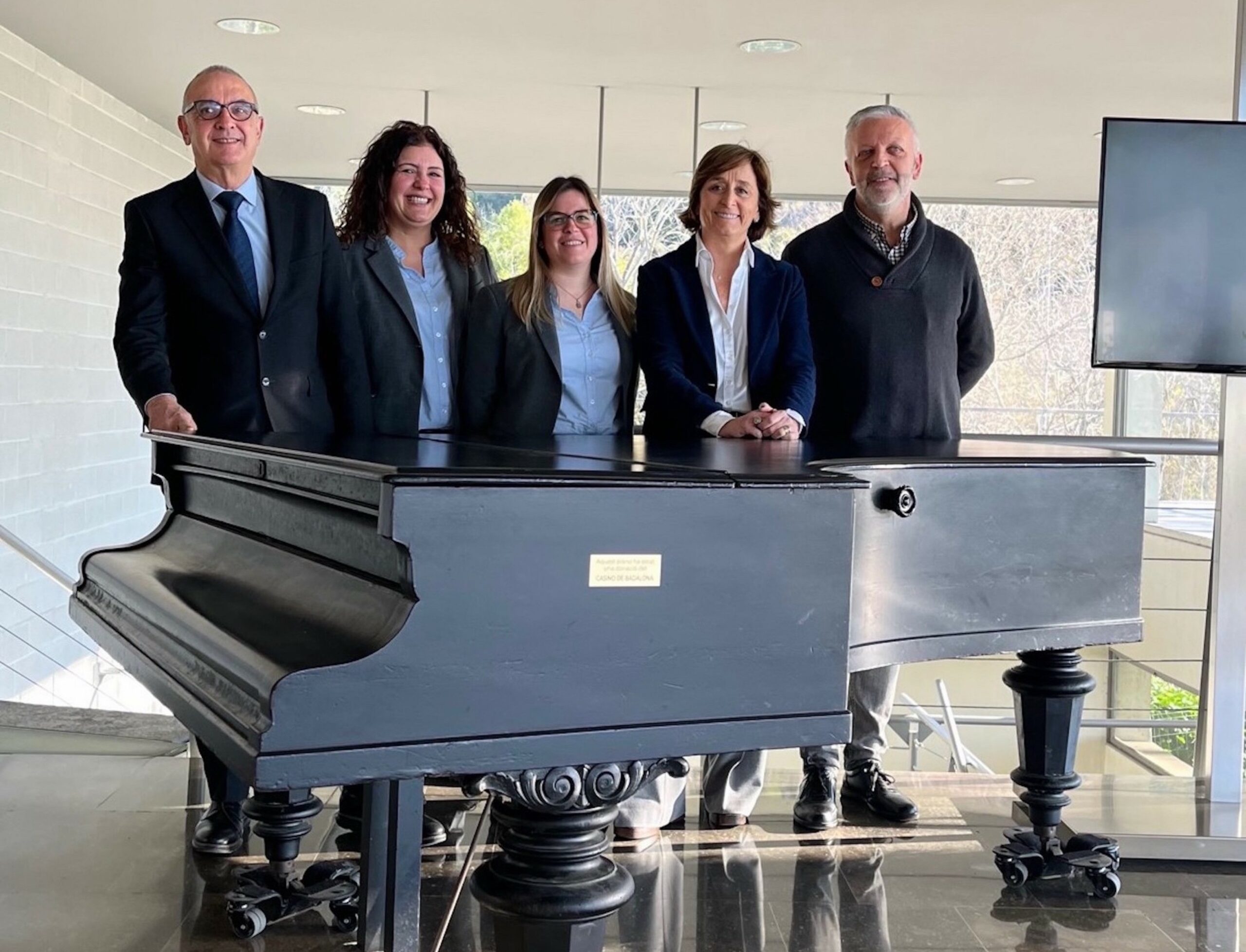 El Tanatorio de Badalona renueva la colaboración con el Orfeó Badaloní y acoge un piano de cola histórico