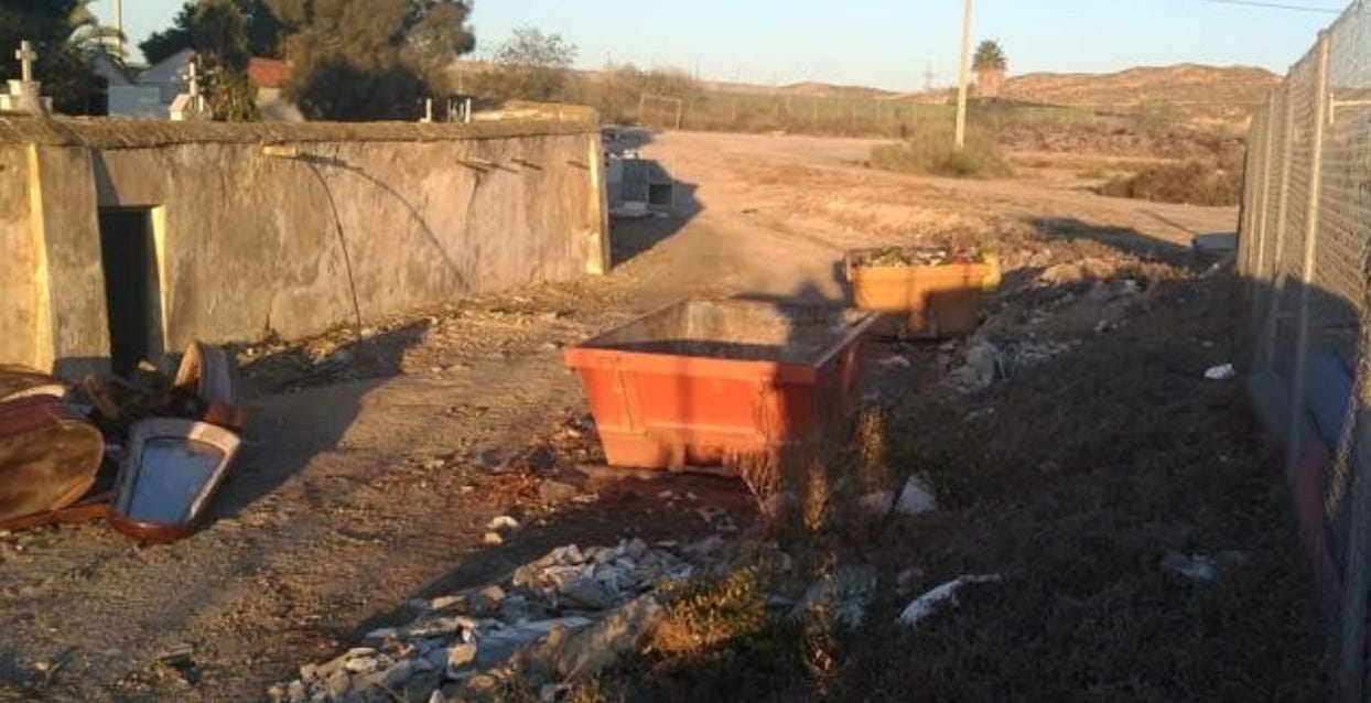 La Junta de Andalucía multa al Ayuntamiento de Vera con 21.600 euros por acumular basura junto al cementerio