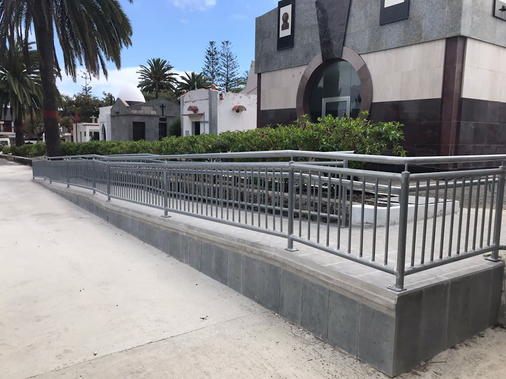 Mejoran la accesibilidad del Cementerio de San Lázaro con nuevas rampas y barandillas