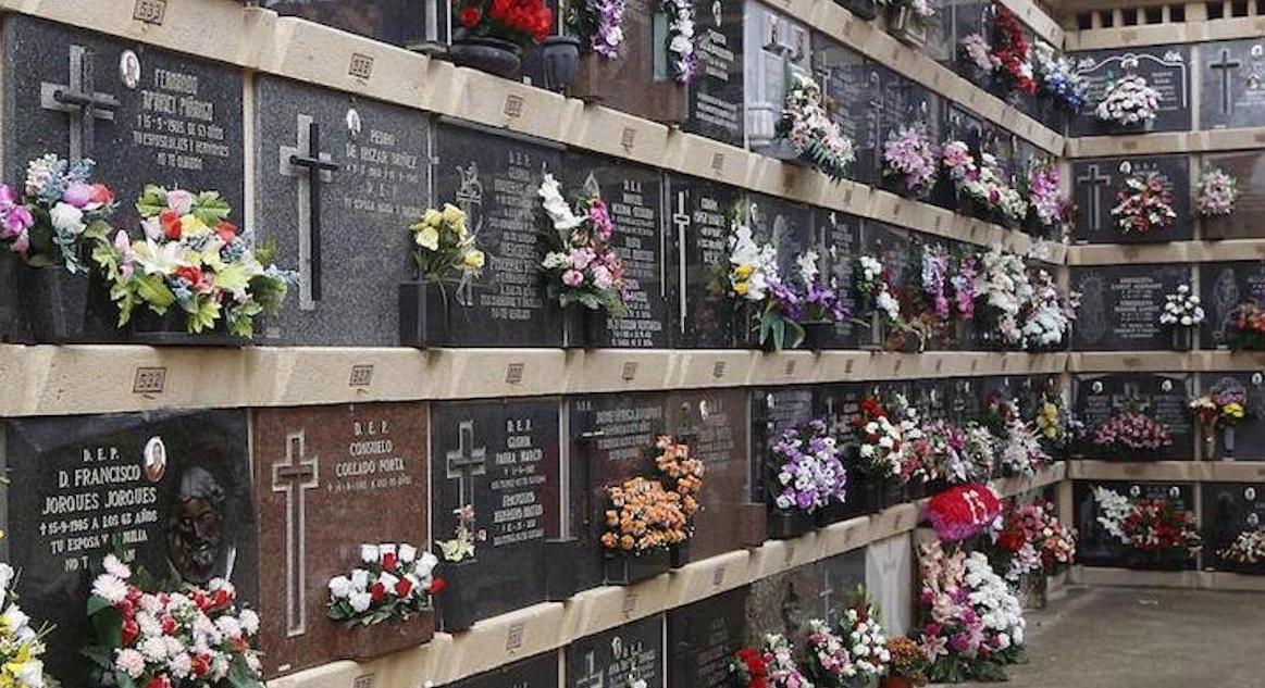 Por falta de nichos disponibles en el cementerio se ven obligados a la cremación de sus familiares fallecidos