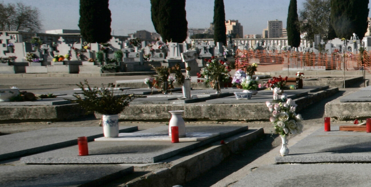 Roban los ornamentos funerarios de 74 tumbas del cementerio de Carabanchel