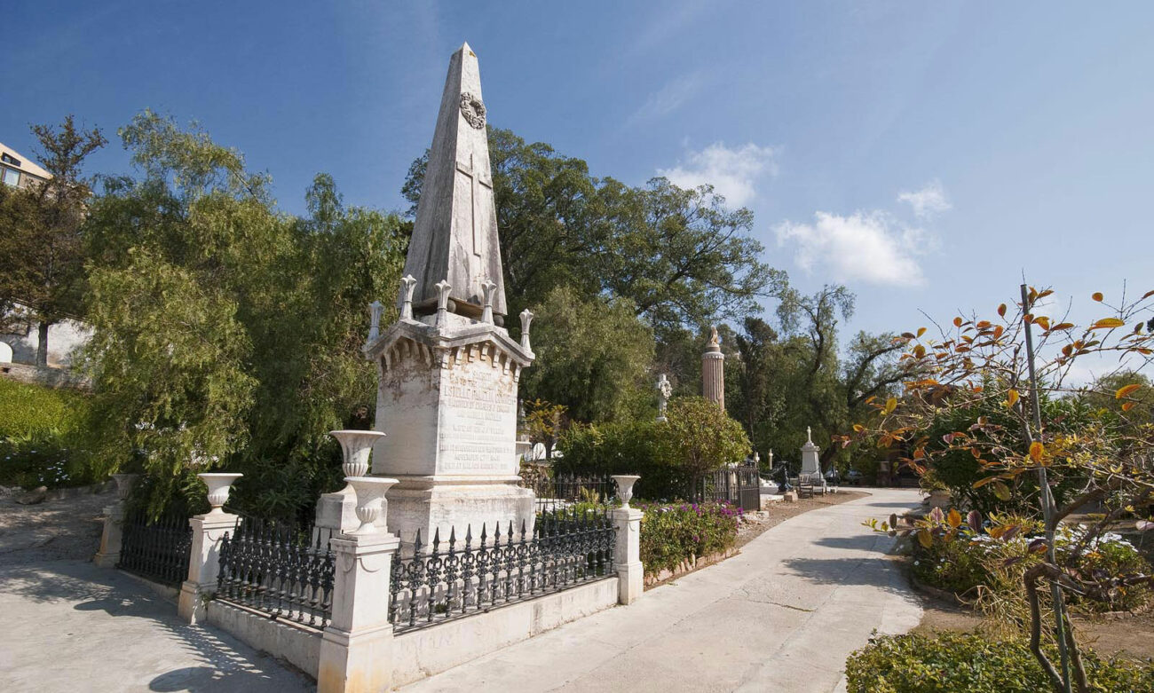El Cementerio Inglés de Málaga celebra el domingo 23 de abril, con flores, libros y buen vino