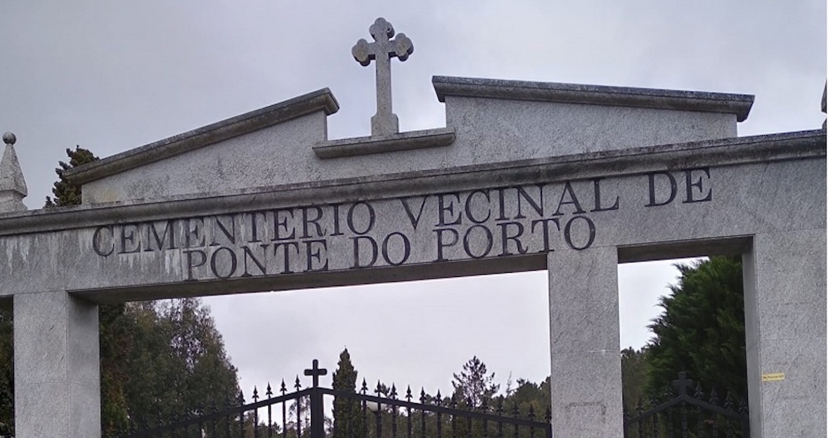 Denuncian actos vandálicos en la puerta de acceso al cementerio de Ponte do Porto