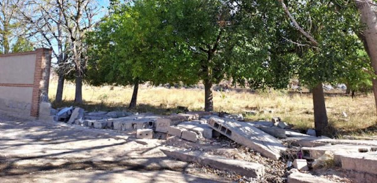 El cementerio se encuentra abandonado y desprotegido con los muros derrumbados desde hace meses