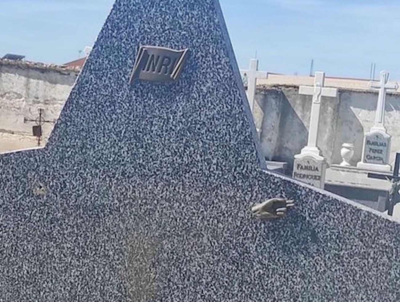 Unos sujetos roban y destrozan varias sepulturas del cementerio de Pozal de Gallinas