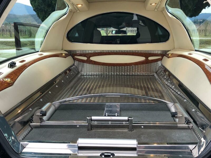 Coche fúnebre Mercedes Benz modelo W 211 "Nera Bellissima" y “American funeral”