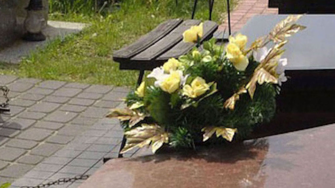 Los usuarios del cementerio de Alcoy denuncian el robo de las flores y recuerdos de las sepulturas