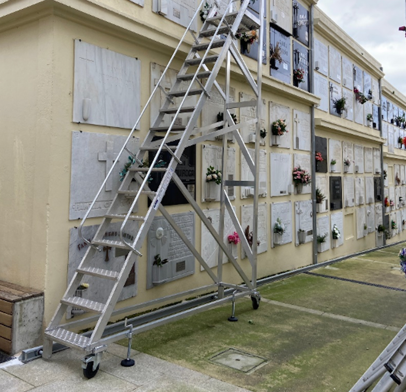 Marco Taller fabrica escaleras seguras para acceder a los nichos de mayor altura sin ningún peligro