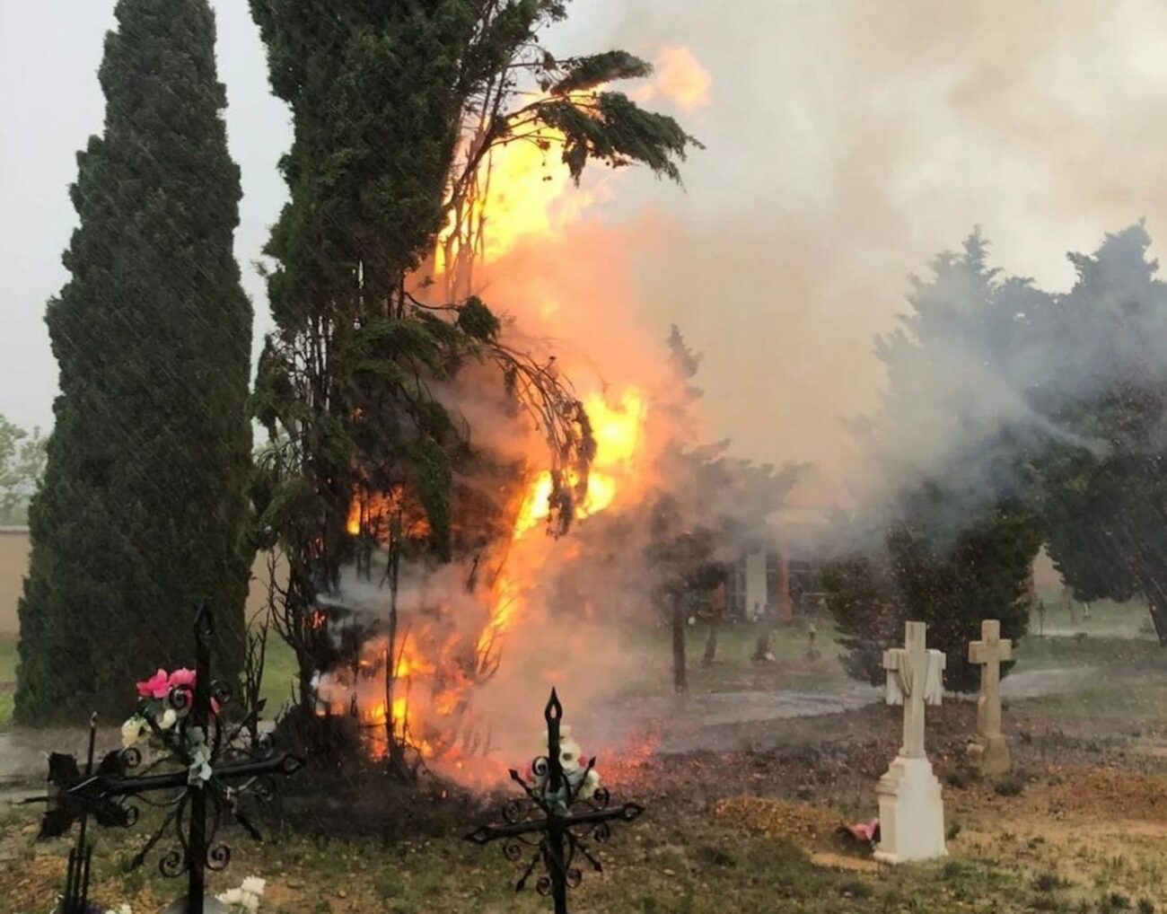 La caída de un rayo durante una tormenta produjo un incendio en el cementerio de Aguaviva