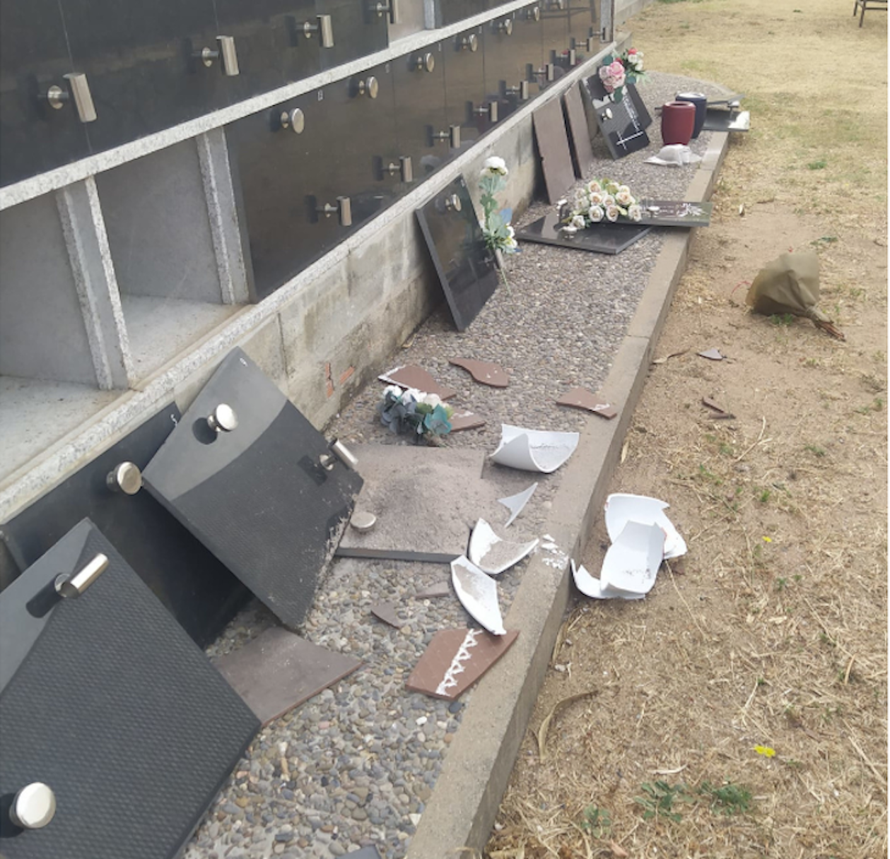 Dos jilipollas abren diez columbarios del cementerio de Arbúcies y tiran las cenizas por el suelo