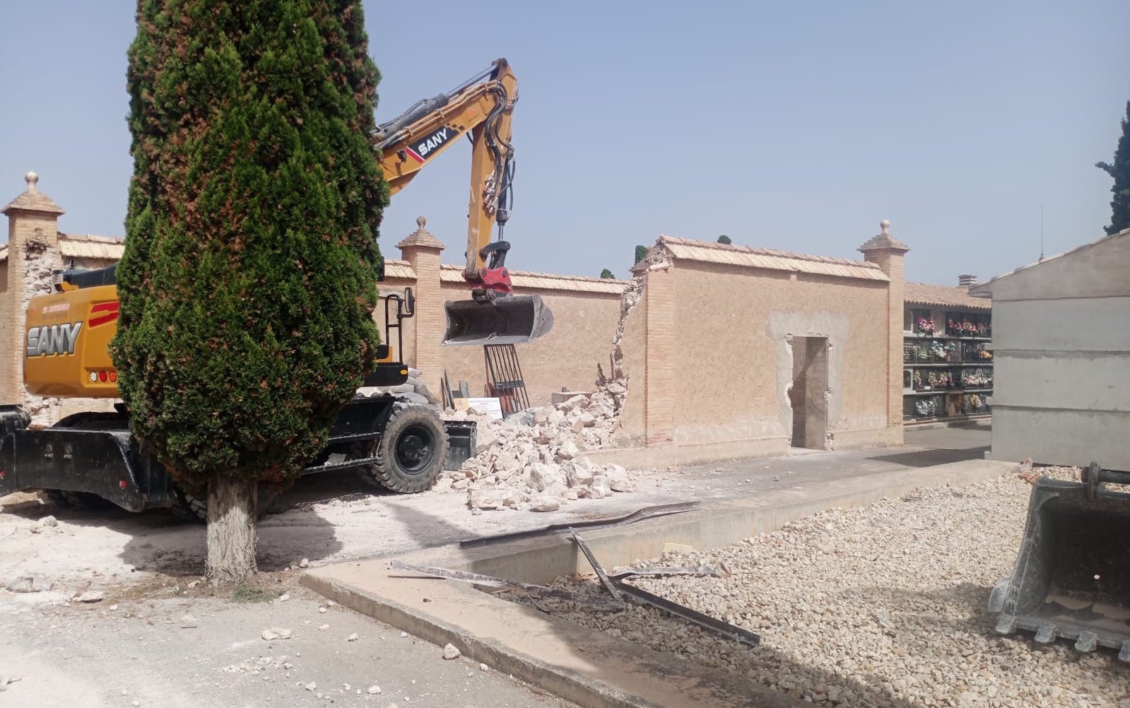 Caudete derriba estructuras antiguas del cementerio para construir nuevas sepulturas