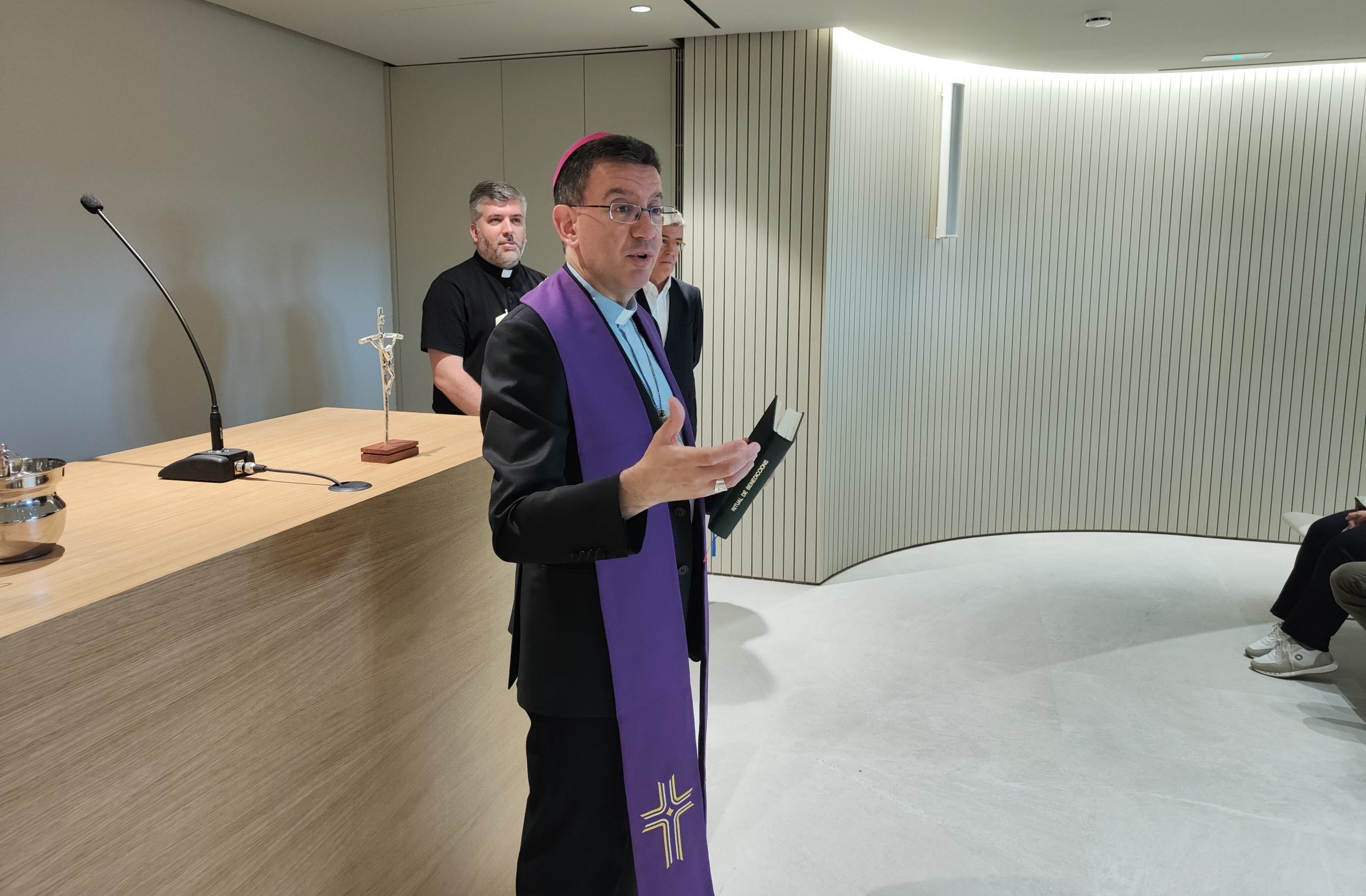 Monseñor David Abadías, bendice las instalaciones del nuevo Tanatorio de Sants de Barcelona