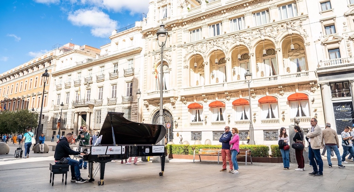 La iniciativa “Tu ciudad se llena de pianos” convierte calles y plazas de Madrid y Logroño en escenarios de música
