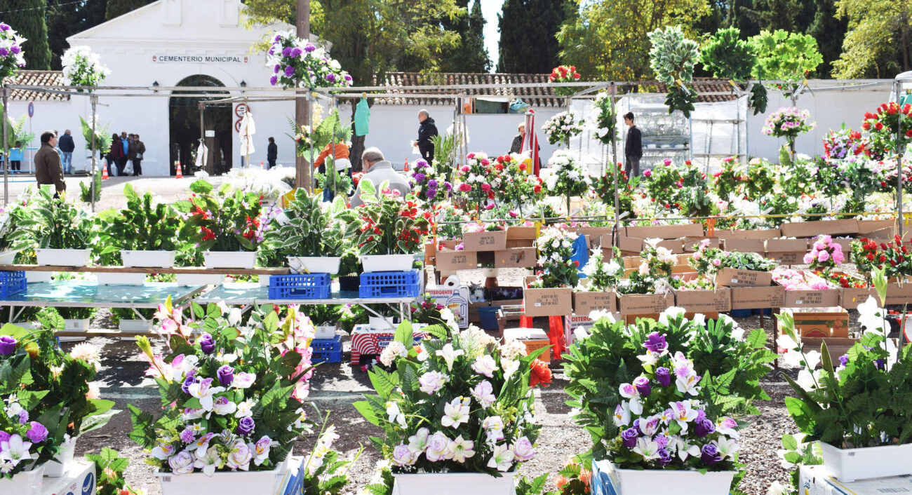 El Ayuntamiento abre el plazo de solicitud de puestos de venta de flores y velas en el cementerio