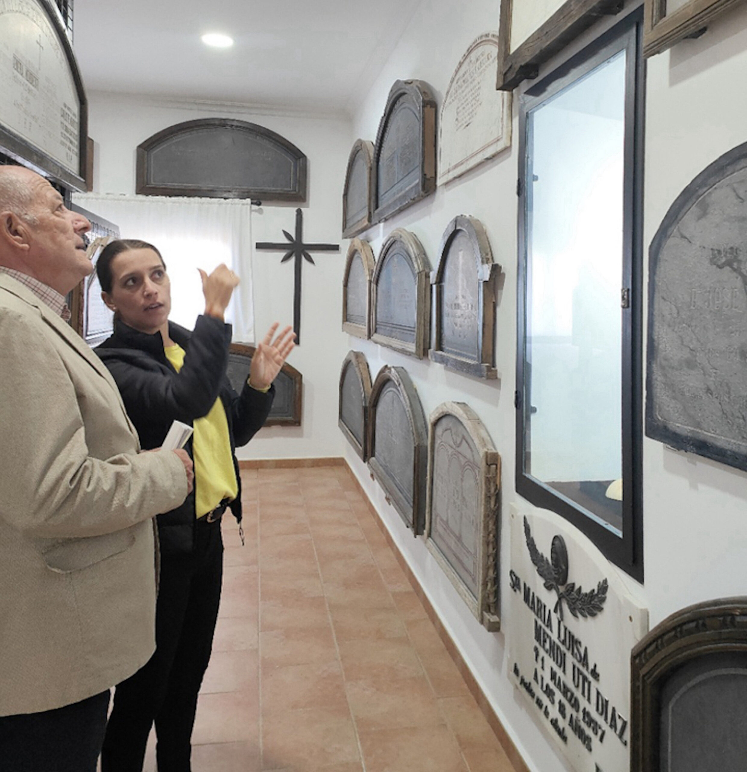 El Ayuntamiento de Almagro expone lápidas y cruces del siglo XIX en el cementerio municipal
