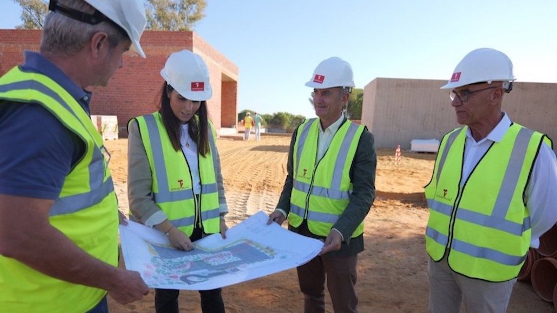 El alcalde de Lepe visita las obras del nuevo cementerio municipal que finalizarán en diciembre