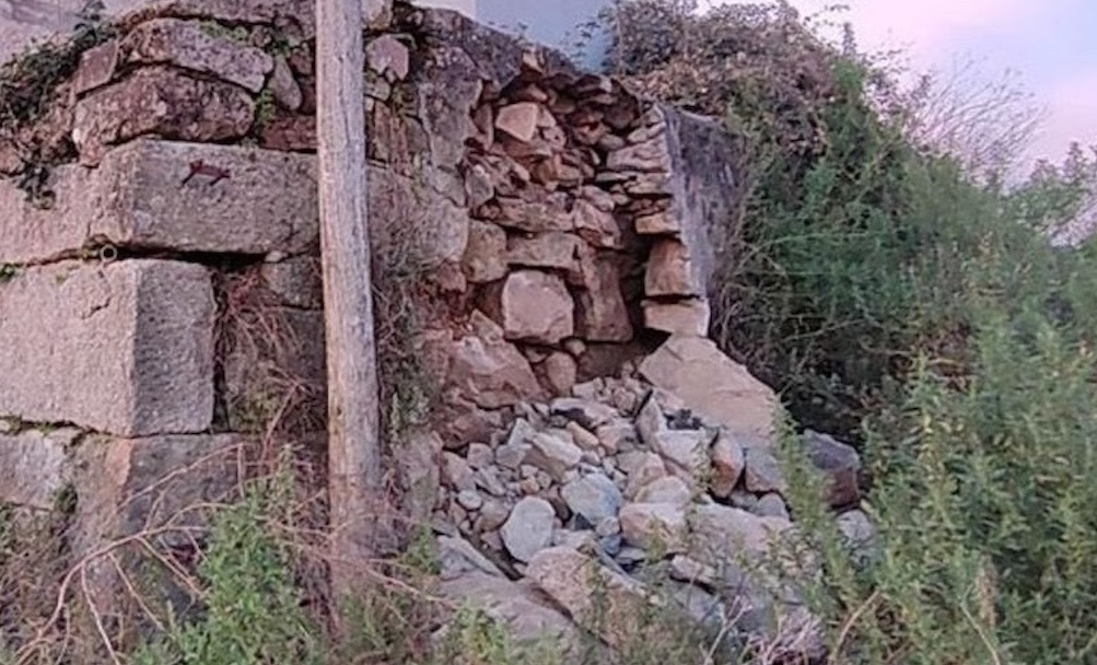 Desplome de una parte del muro de piedra del cementerio municipal de Cangas