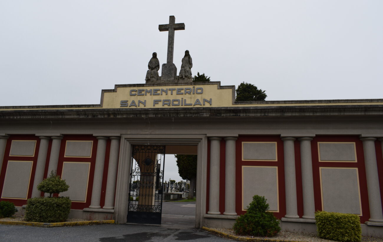 Los usuarios del cementerio de San Froilán se quejan de los hurtos de piezas y ornamentos de sus sepulturas