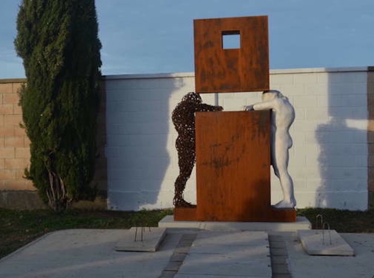 La escultura ‘La ventana’, un recuerdo permanente en el cementerio de Algadefe a sus fallecidos