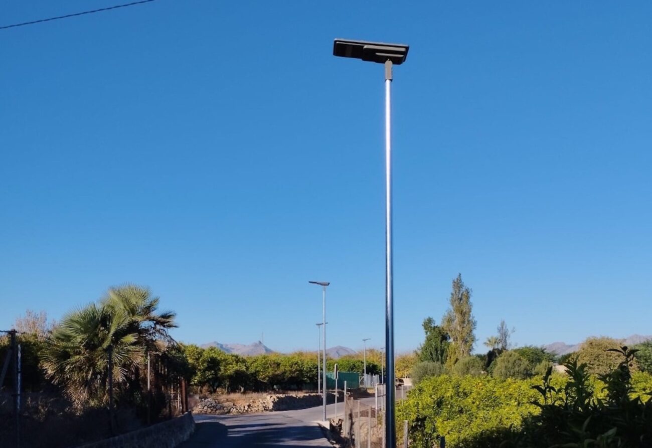 El Ayuntamiento instala 19 farolas solares LED en el camino de acceso al cementerio de Pedreguer