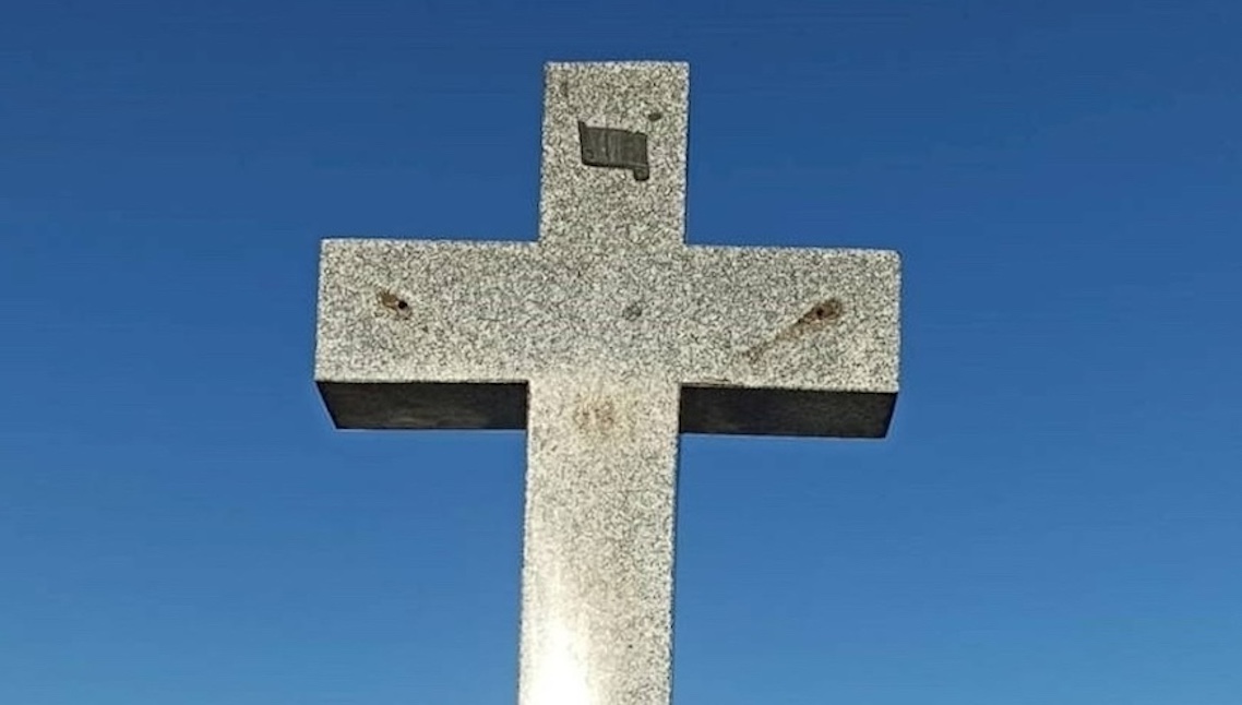 Unos malvados entran en el cementerio de San Roque y robas unos 45 Cristos de bronce de las lápidas