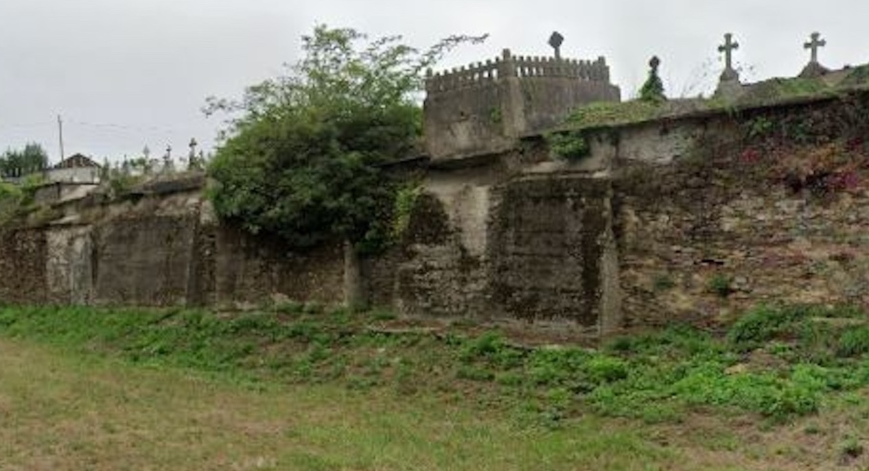 La caída de una pared del cementerio de Barreiros deja al descubierto ataúdes y restos óseos