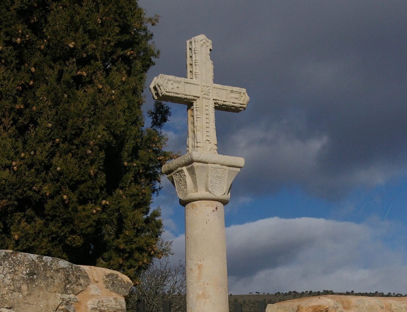 Patrimonio restaura y limpia las lápidas y cruces de forja del cementerio de Redueña