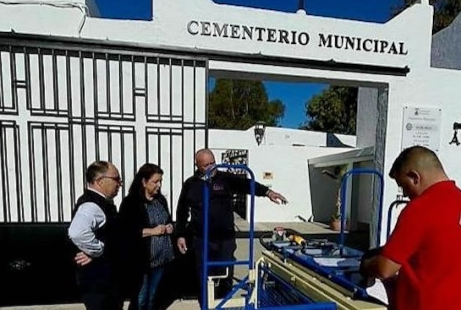 El Ayuntamiento de Almuñécar adquiere un elevador portaféretros para el cementerio municipal