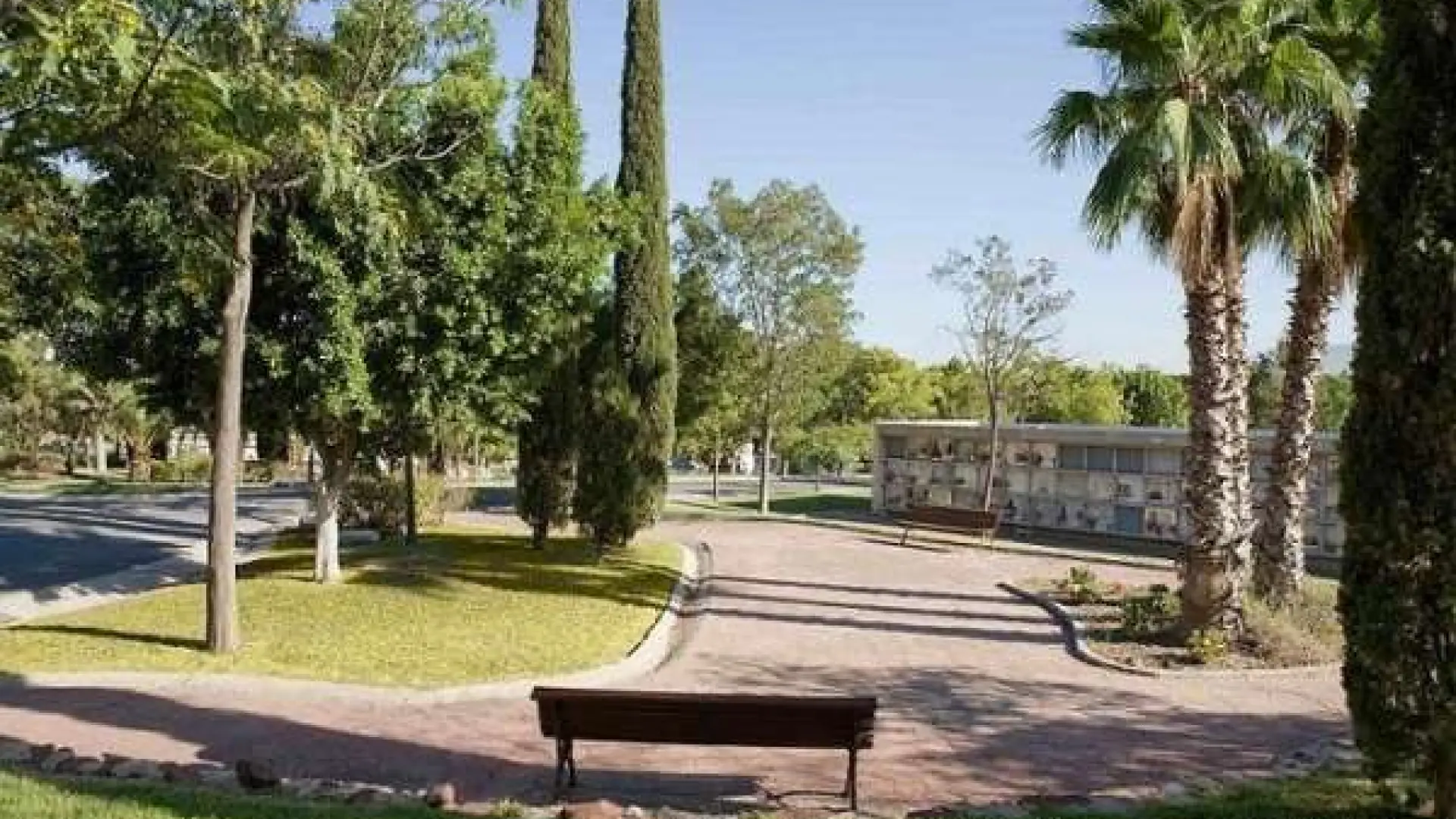 Renuevan el asfaltado del aparcamiento y los viales interiores del cementerio San Gabriel de Málaga