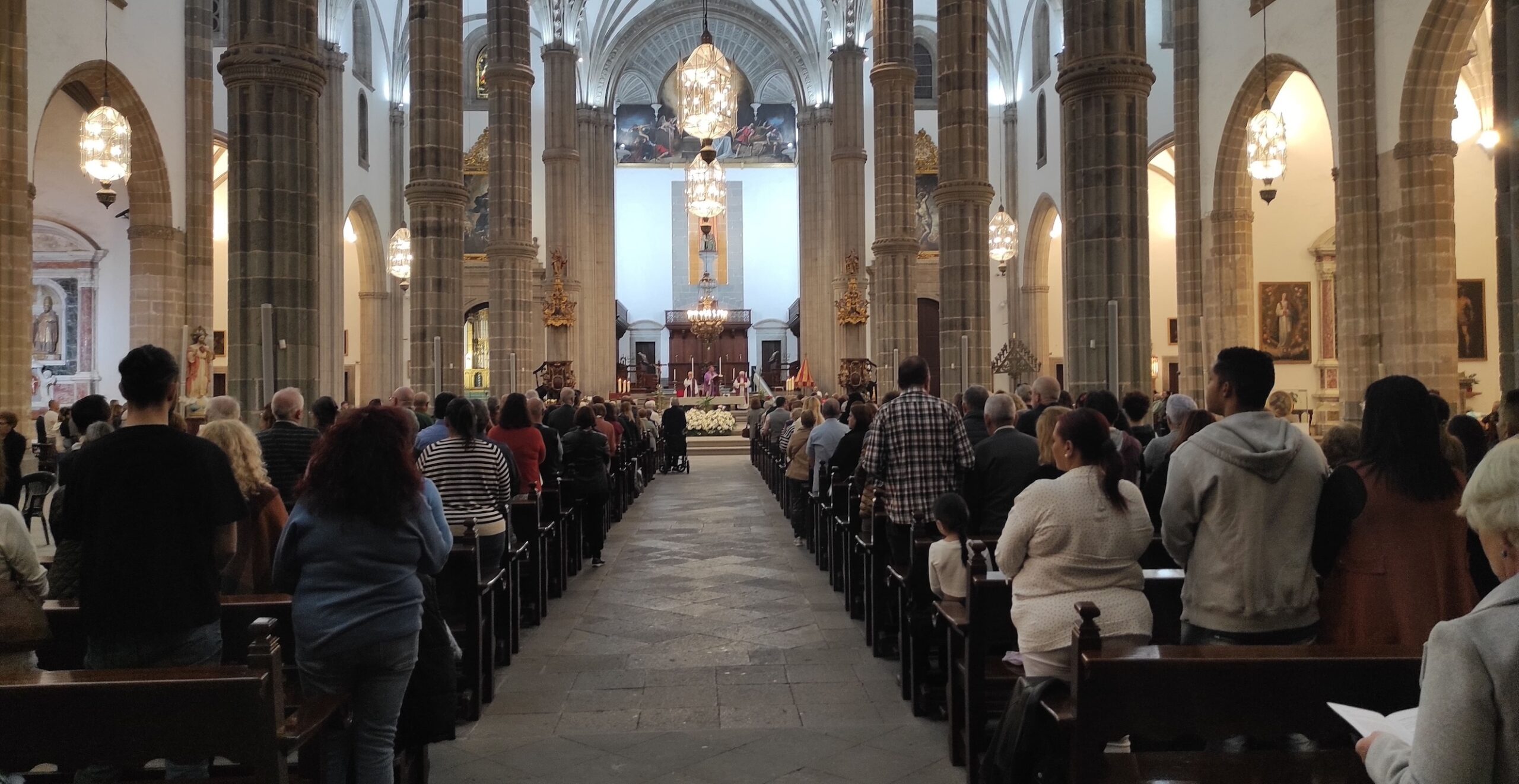 Con más de 500 asistentes, Mémora celebra una misa memorial en la Catedral Basílica de Santa Ana