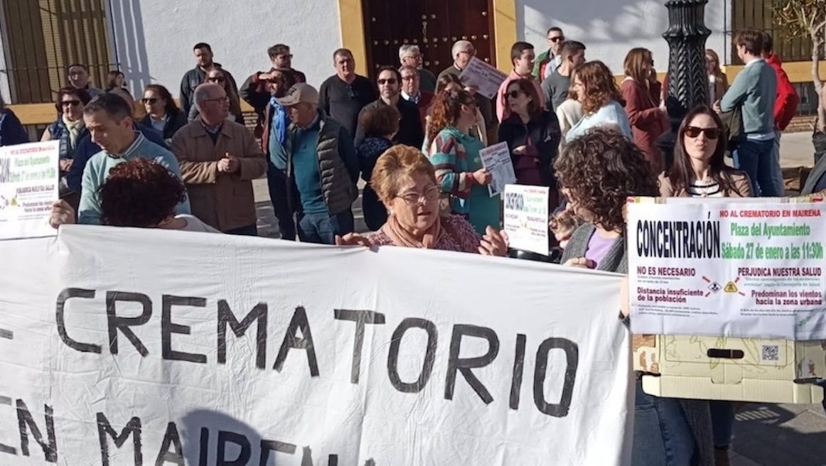 Poco más de cien personas protestan contra la instalación de un crematorio en Mairena del Alcor