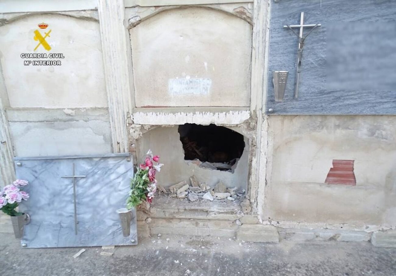 La Guardia Civil detiene a un varón acusado de profanar sepulturas y robar en el almacén del cementerio