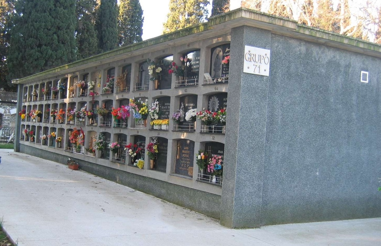 El aumento constante de cremaciones obligará al cementerio de San José a eliminar nichos en altura
