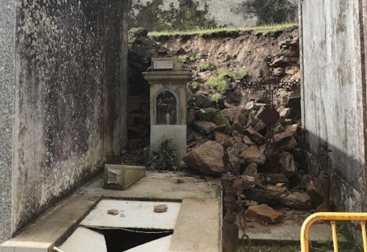 Las copiosas lluvias provocan el desplome de parte del muro del cementerio municipal de San Amaro