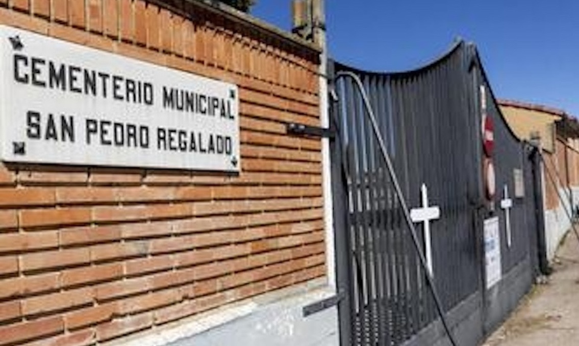 El Ayuntamiento no resuelve la falta de operarios en el cementerio de San Pedro Regalado