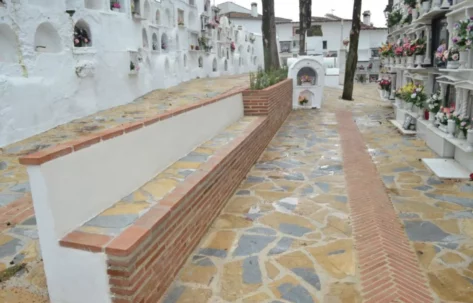 Alpandeire última la construcción de 11 columnas para disponer de 33 nuevos nichos en su cementerio