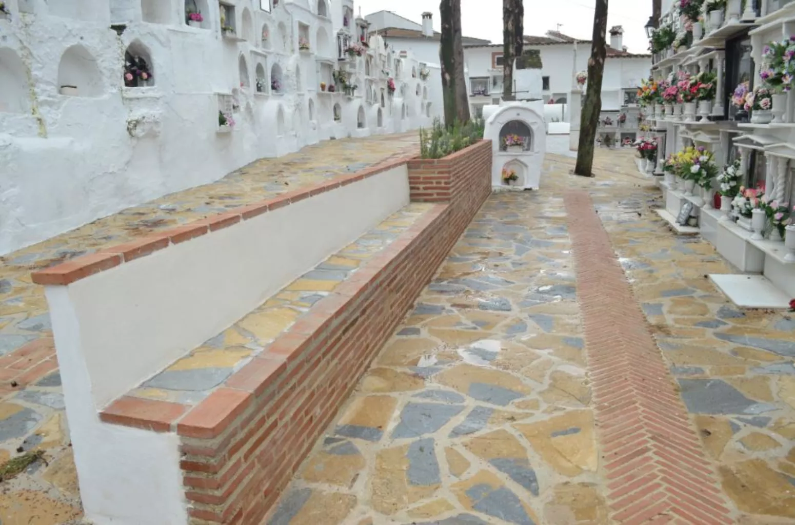 Alpandeire última la construcción de 11 columnas para disponer de 33 nuevos nichos en su cementerio