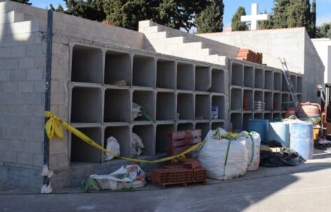 El cementerio de Mazarrón dispondrá en abril de los primeros nichos de los 600 que se están construyendo