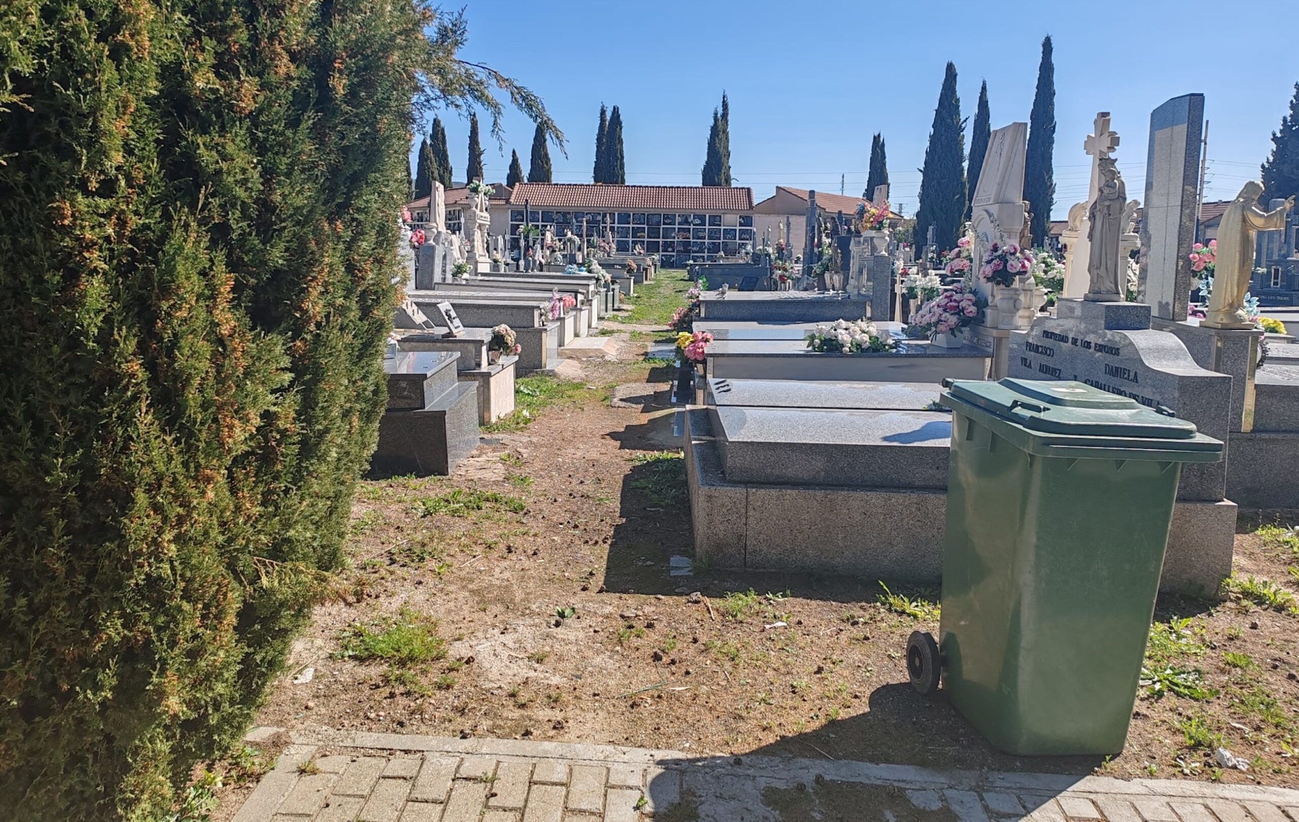 Puertollano acomete trabajos de desbroce y limpieza en su cementerio municipal